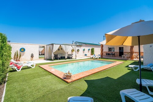 Holiday Home 'Casa Rural Lola - Lantejuela' with Private Pool, Wi-Fi and Air Conditioning