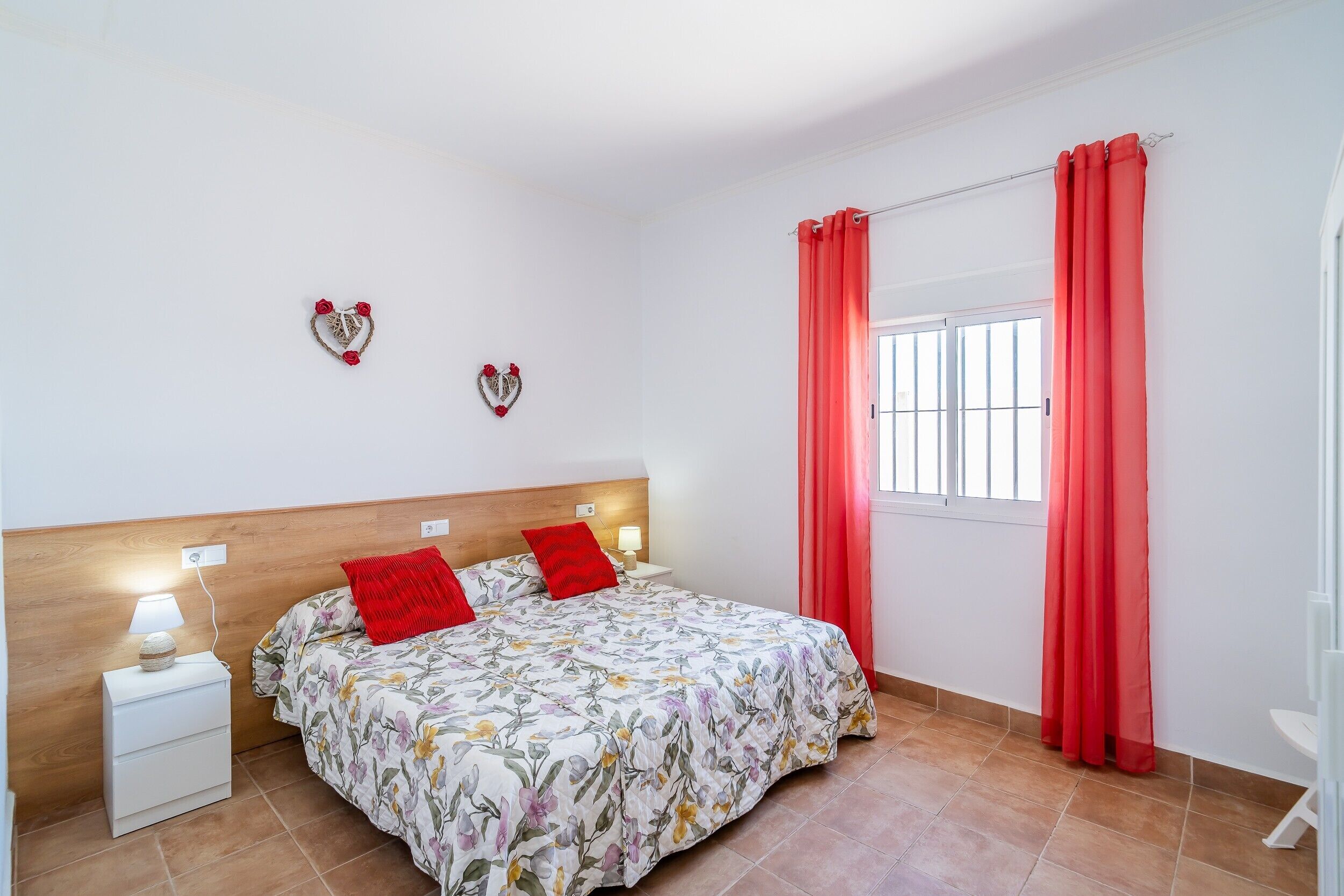 8 slaapkamers, een strijkplank/strijkijzer, gratis wifi, beddengoed