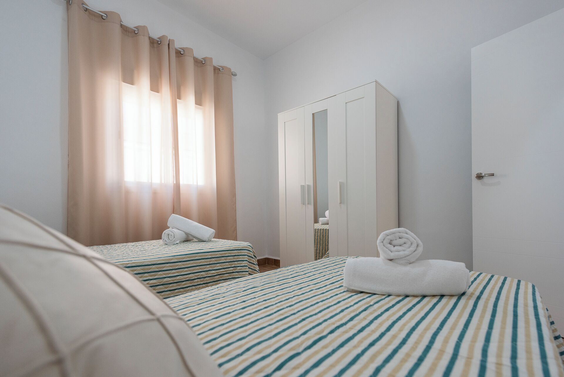 8 dormitorios, tabla de planchar con plancha, wifi gratis y ropa de cama