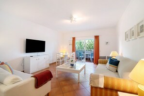 TV - Apartment 'Prainha Paradise - Algarve' with Shared Pool, Wi-Fi and Air Conditioning (Alvor)