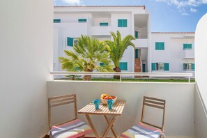Outdoor dining - Apartment 'Prainha Paradise - Algarve' with Shared Pool, Wi-Fi and Air Conditioning (Alvor)