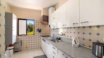 Geladeira, micro-ondas, cooktop, lava-louças