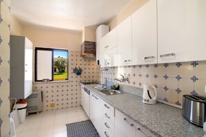 Refrigerador, microondas, placa de cocina, lavavajillas