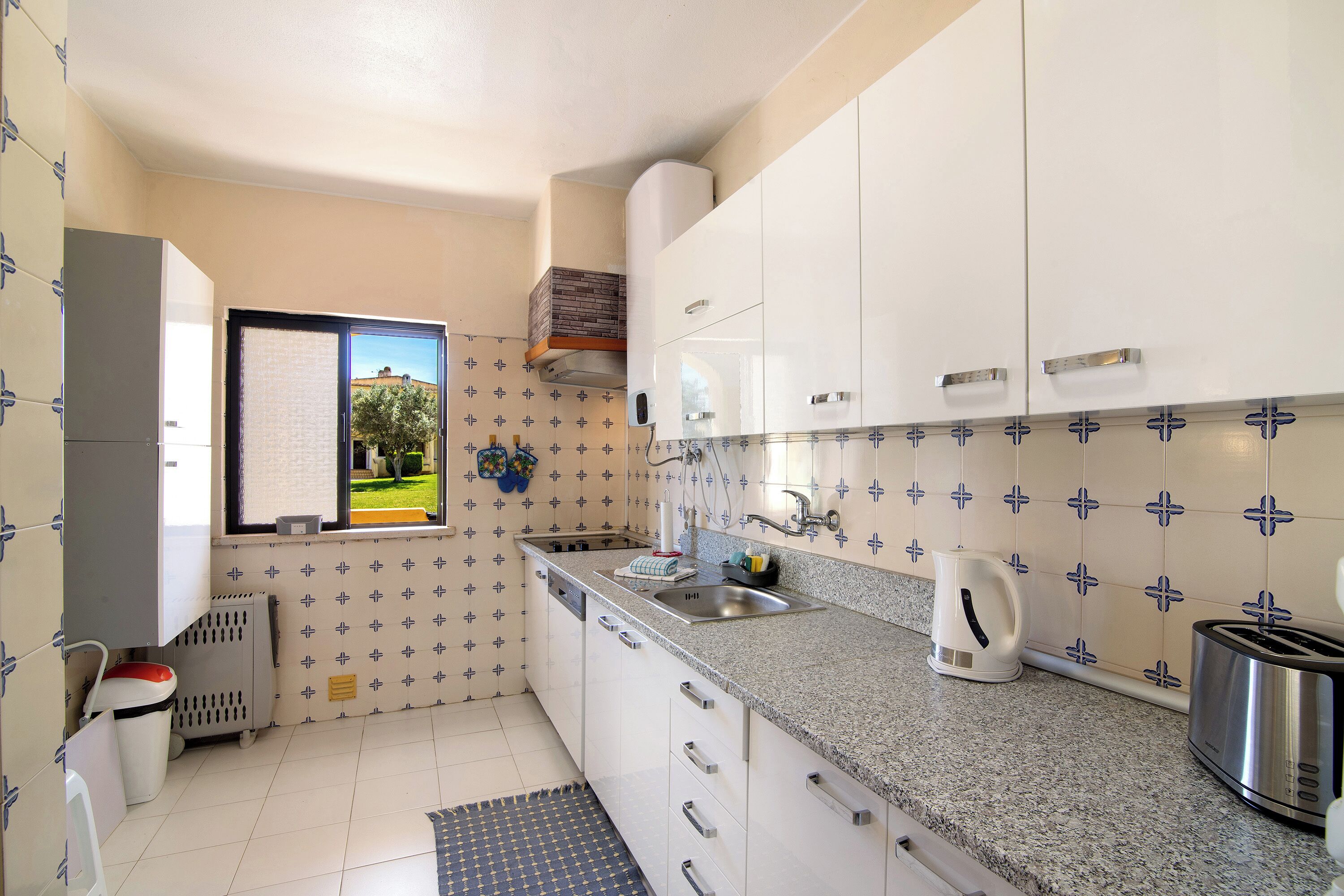 Kühlschrank, Mikrowelle, Herdplatte, Geschirrspüler