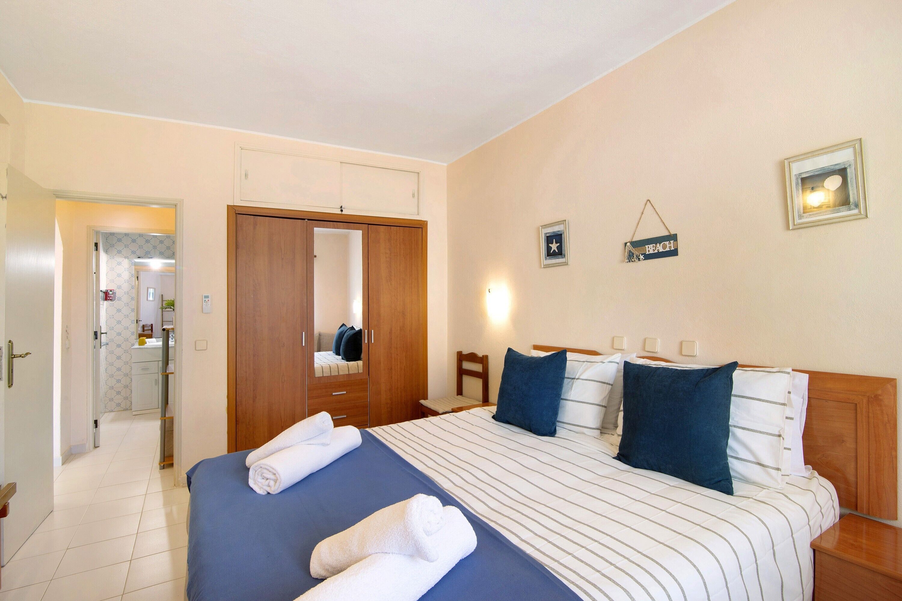 1 habitación, tabla de planchar con plancha, wifi gratis y ropa de cama 