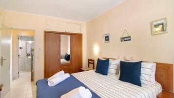 1 habitación, tabla de planchar con plancha, wifi gratis y ropa de cama