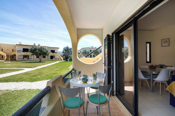 Outdoor dining - Apartment 'Quinta Nova Hideaway - Alvor' with Shared Pool, Wi-Fi and Air Conditioning (Alvor)