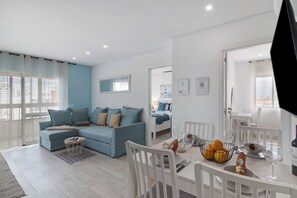 TV - Apartment 'Marina View Apart - Praia Da Rocha' with Sea View, Wi-Fi and Air Conditioning (Portimão)