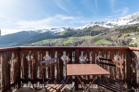Outdoor dining. Apartment 'Appartement St François Longchamp' with Mountain View and Balcony