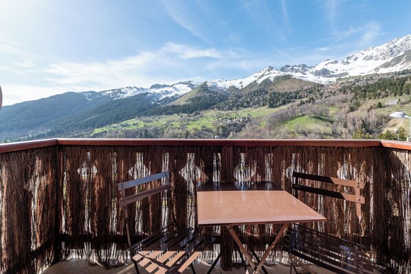 Outdoor dining - Apartment 'Appartement St François Longchamp' with Mountain View and Balcony (Saint-François-Longchamp)