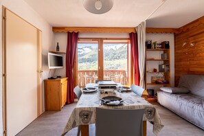 Fernseher, DVD-Player, Stereoanlage