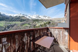Outdoor dining - Apartment 'Appartement St François Longchamp' with Mountain View and Balcony (Saint-François-Longchamp)