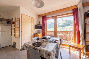 Dining - Apartment 'Appartement St François Longchamp' with Mountain View and Balcony (Saint-François-Longchamp)