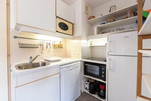 Fridge, microwave, oven, stovetop - Apartment 'Appartement St François Longchamp' with Mountain View and Balcony (Saint-François-Longchamp)