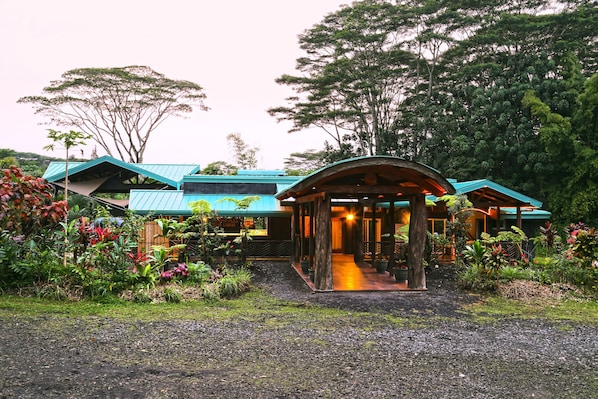 Exterior - A Polished Retreat: Double Accommodations & Detached Bathroom (Pahoa)
