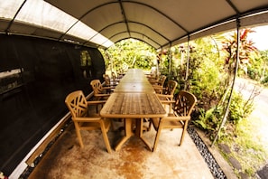Outdoor dining - A Polished Retreat: Double Accommodations & Detached Bathroom (Pahoa)