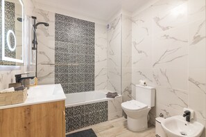 Douche, sèche-cheveux, serviettes fournies