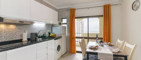 Køleskab, mikrobølgeovn, kogeplade, kaffe-/temaskine