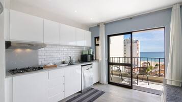 Fridge, microwave, stovetop, dishwasher