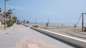 A paved walkway with palm trees, a beach, and a clear sky. - Apartment 'Experiencia Marina A107' with Sea View, Wi-Fi and Air Conditioning (Torrox)