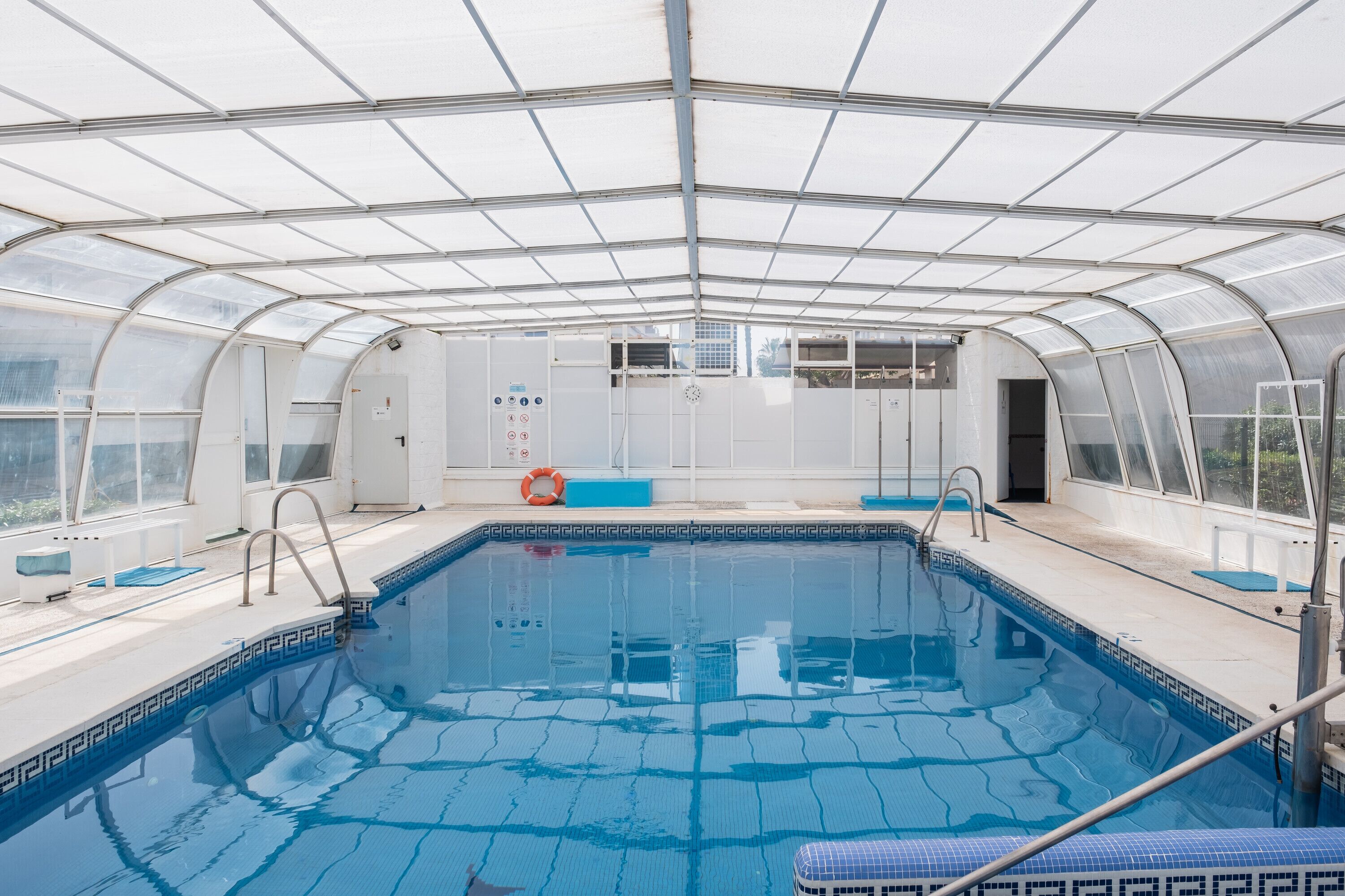 Piscina coperta, una piscina riscaldata