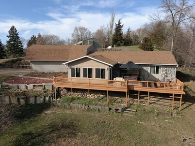 Lewis & Clark Trail Hideaway, SD side /  2 min to the lake / 10 min to Yankton. 