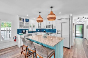 Kjøleskap, mikrobølgeovn, ovn og kokeplater