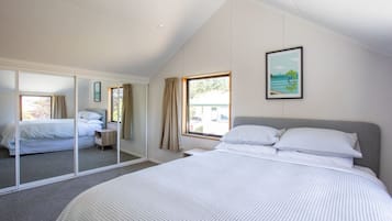 4 bedrooms, desk, iron/ironing board, travel cot