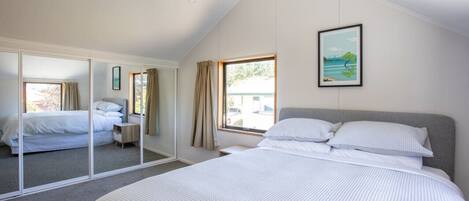 4 soverom, skrivebord, strykejern/-brett og reiseseng for barn