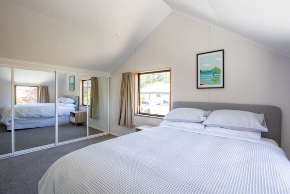 4 habitaciones, escritorio y tabla de planchar con plancha