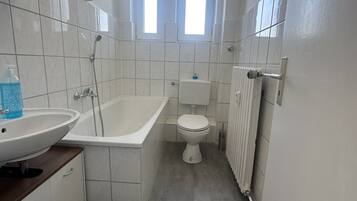 Haartrockner, Handtücher, Seife, Shampoo