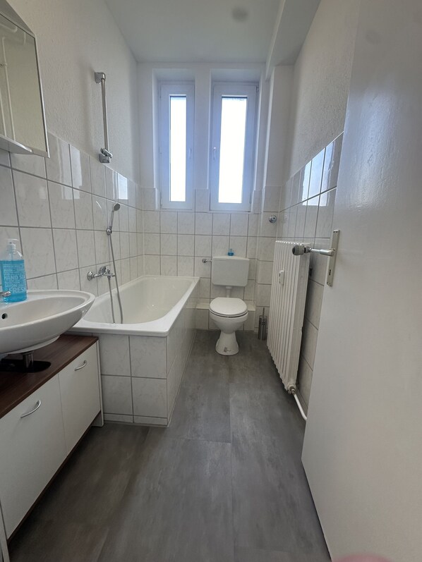 Haartrockner, Handtücher, Seife, Shampoo