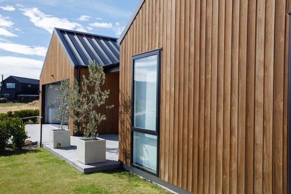 Exterior - Modern family home with mountain views (Wānaka)