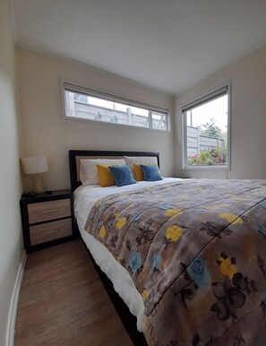 Suite Basic, pemandangan kebun | 1 kamar tidur, seprai premium, selimut bulu angsa, dan busa memori