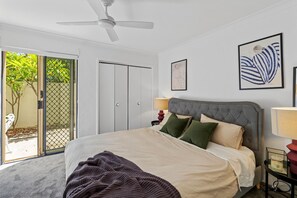 3 bedrooms, iron/ironing board, free WiFi, bed sheets - Leafy central stylish apartment in great location. (South Perth)