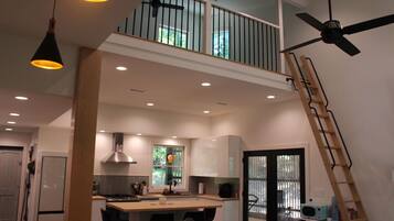 Frigorifero, microonde, forno, piano cottura