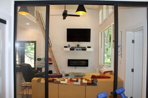 Smart-tv och eldstad