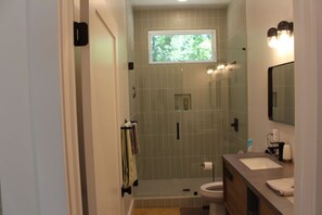 Dusch, handdukar, tvål och schampo