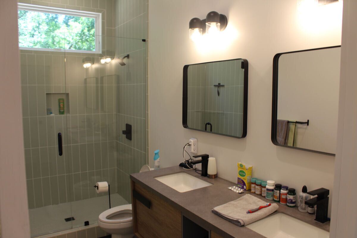 Douche, serviettes fournies, savon, shampoing