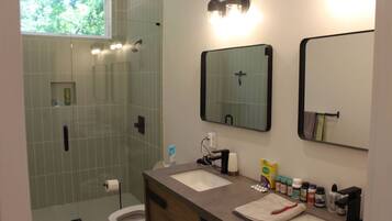 Douche, serviettes fournies, savon, shampoing