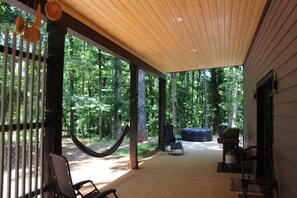 Terrace/patio - Secluded 2 acre Modern Home in the Woods 10 minutes to UGA and Downtown Athens (Athens)