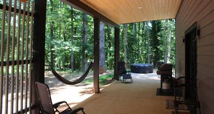 Secluded 2 acre Modern Home in the Woods 10 minutes to UGA and Downtown Athens