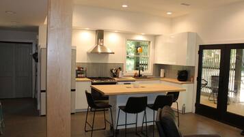 Een koelkast, een magnetron, een oven, een kookplaat