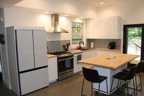 Fridge, microwave, oven, stovetop - Secluded 2 acre Modern Home in the Woods 10 minutes to UGA and Downtown Athens (Athens)