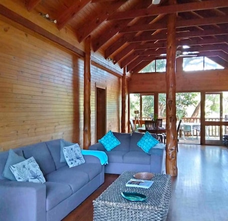 Interior. Magical tree house.Close to beach, walks, restaurants.Abundance of nature