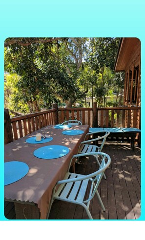 Outdoor dining - Magical tree house.Close to beach, walks, restaurants.Abundance of nature  (Horseshoe Bay)