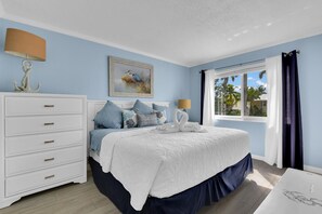 2 bedrooms, WiFi, bed sheets - Experience mid-century charm at the Mariner! (Naples)