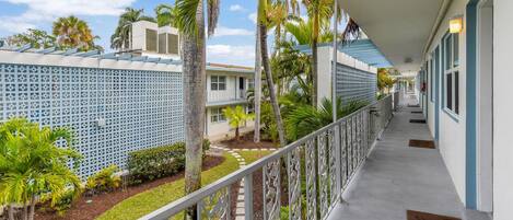 المنطقة المحيطة بالمنشأة