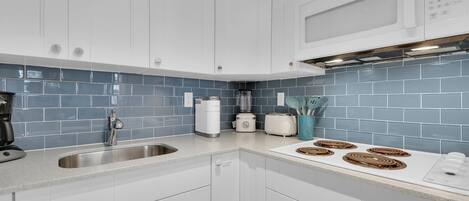 Réfrigérateur, four à micro-ondes, surface de cuisson, cafetiÚre-théiÚre