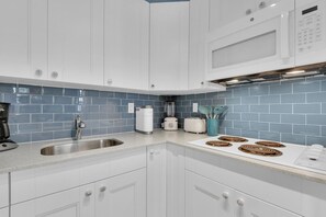 Fridge, microwave, stovetop, coffee/tea maker - Experience mid-century charm at the Mariner! (Naples)